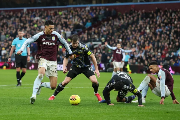 
يحتاج أستون فيلا  لتعويض رحيل محتمل للاعبين بارزين على رأسهم مورغان روجرز (رويترز)
