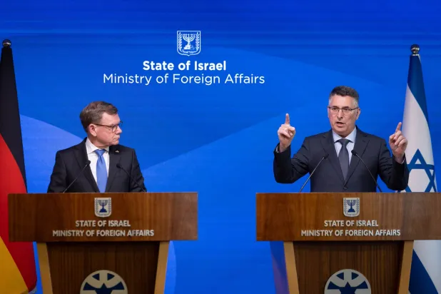 وزير الخارجية الإسرائيلي جدعون ساعر (على اليمين) يتحدث خلال مؤتمر صحافي مشترك مع نظيره الألماني يوهان فاديفول في القدس 10 مارس 2026 (أ.ب)
