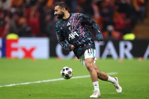 المصري محمد صلاح في إحماء ما قبل مواجهة غلاطة سراي في دوري الأبطال (رويترز)