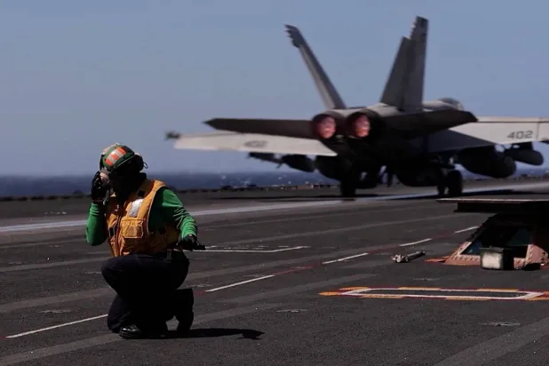 صورة مأخوذة من مقطع فيديو تظهر حاملة الطائرات الأميركية «جيرالد فورد» خلال العمليات العسكرية على إيران... 9 مارس 2026 (رويترز) 