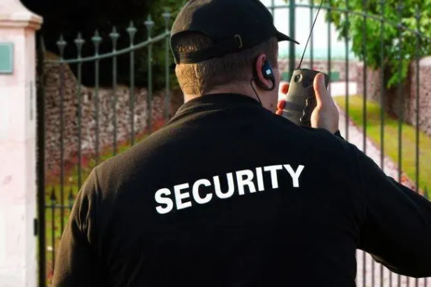 تعبيرية لعنصر أمن في شركة خاصة 