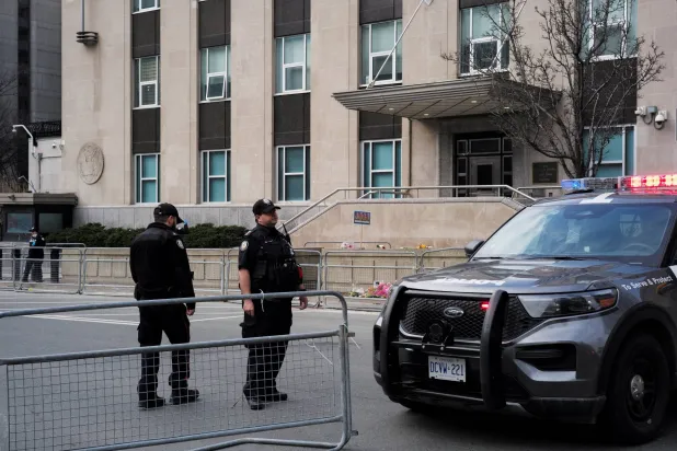 عناصر شرطة يقفون للحراسة في القنصلية الأميركية في تورنتو بكندا 10 مارس 2026 (رويترز)
