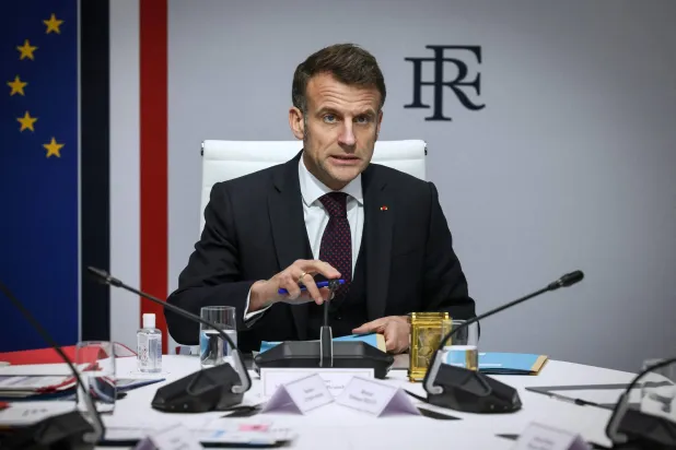 الرئيس الفرنسي إيمانويل ماكرون يتحدث خلال اجتماع مجلس الدفاع الوطني في قصر الإليزيه في باريس في 10 مارس 2026 (أ.ف.ب) 