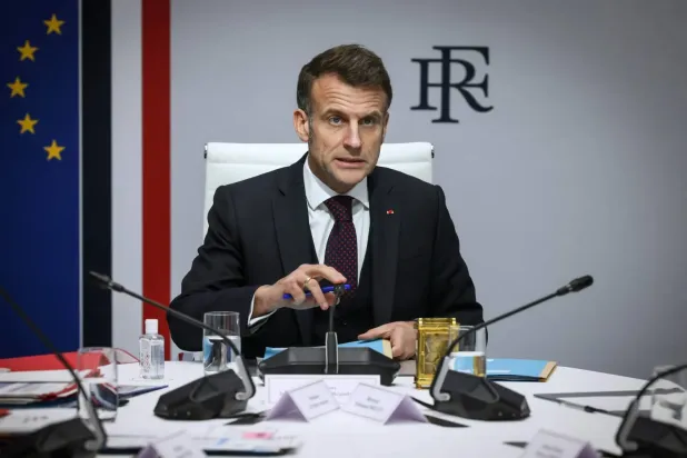 Fransa Cumhurbaşkanı Emmanuel Macron, 10 Mart 2026'da Paris'teki Elysee Sarayı'nda düzenlenen Ulusal Savunma Konseyi toplantısında konuşuyor (AFP)