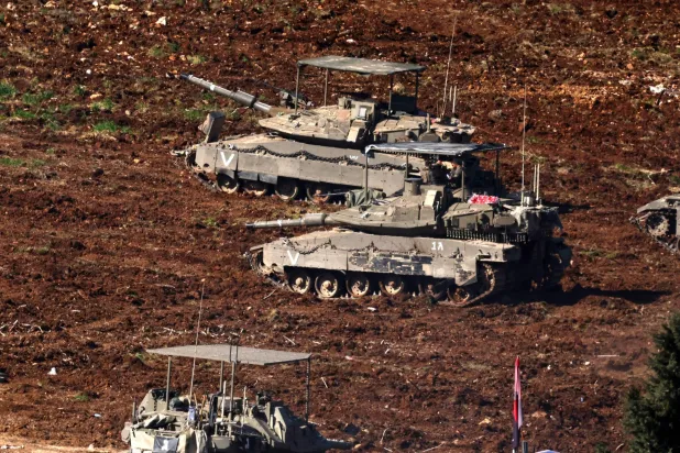 دبابات إسرائيلية تنتشر على الحدود مع لبنان بالجليل الأعلى في ظل الحرب مع «حزب الله» (أ.ف.ب)