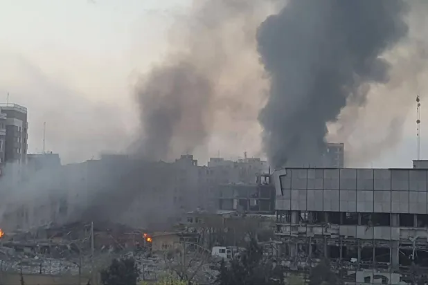 دخان ونيران تتصاعد من منشأة تابعة لوزارة الدفاع في أصفهان الاثنين (شبكات التواصل)