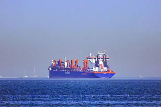 İran'ın Hürmüz Boğazı'nı kapatma tehdidinin ardından Dubai kıyılarında bir gemi demir attı (EPA)