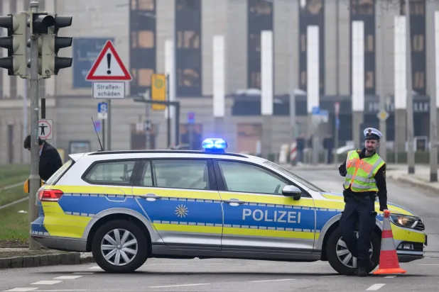  11 March 2026, Saxony, Dresden: A police officer cordoned off Grosse Meissner Strasse at an evacuation of the city center, during an operation to defuse a World War II bomb at the former Carola Bridge. (dpa)