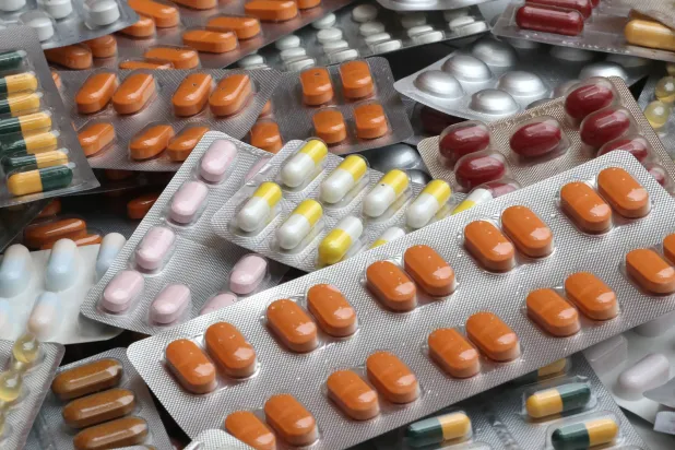 تناول الفيتامينات المتعددة يومياً قد يُبطئ الساعة البيولوجية للجسم (رويترز)
