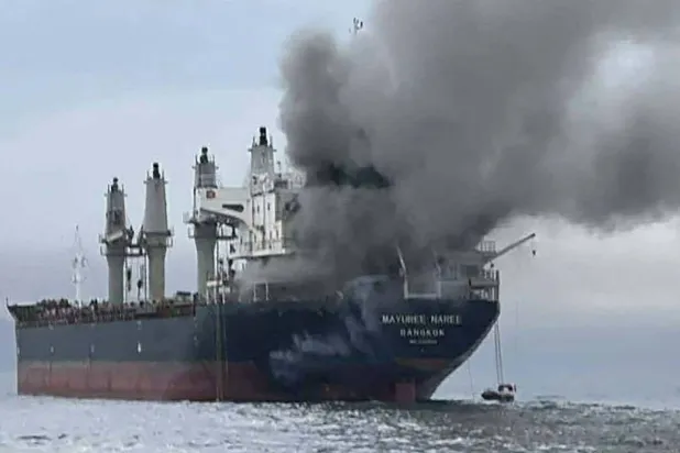 تصاعد الدخان من سفينة الشحن التايلاندية «مايوري ناري» قرب مضيق هرمز عقب تعرضها لهجوم (أ.ف.ب)