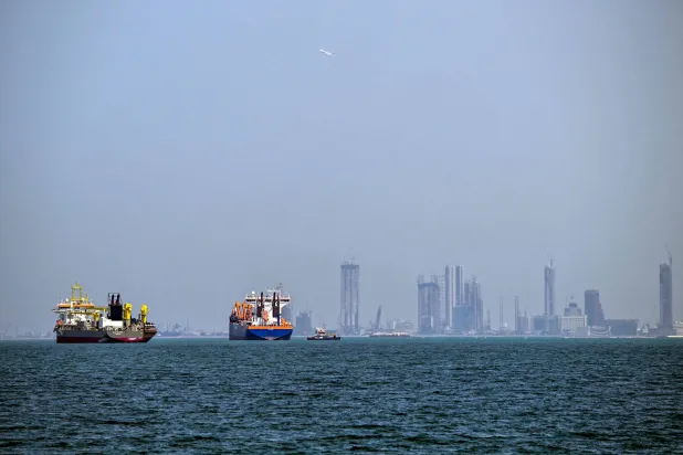 سفن تجارية تظهر قبالة سواحل دبي (أ.ف.ب)