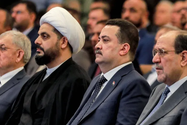 السوداني يحيط به المالكي وقيس الخزعلي زعيم «عصائب أهل الحق» (أرشيفية - أ.ف.ب)