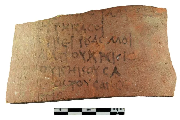 أوستراكا أثرية عليها نقوش قديمة في سوهاج (وزارة السياحة والآثار)