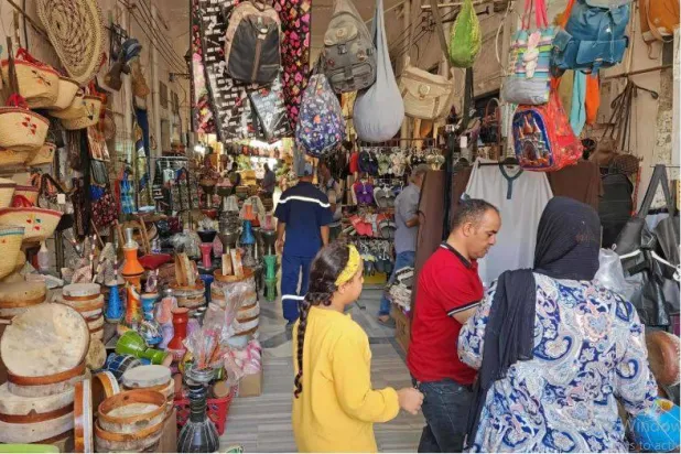 ليبيون في إحدى الأسواق (أ.ف.ب)