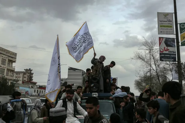 أفغان يهتفون بشعارات مناهضة لباكستان خلال احتجاج على الغارات الجوية الباكستانية في أعقاب الاشتباكات عبر الحدود بين البلدين... كابل 6 مارس 2026 (إ.ب.أ)