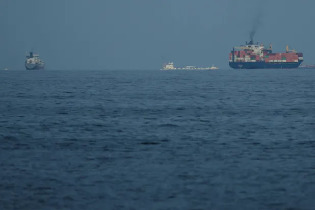 سفن شحن تبحر بالقرب من مضيق هرمز اليوم (أ.ب)