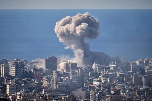 تصاعد الدخان جراء الغارات الإسرائيلية على الضاحية الجنوبية لبيروت (أ.ب)