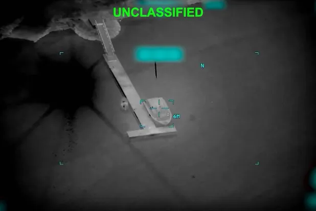 صورة نشرتها«سنتكوم» من سفينة حربية إيرانية قبل أن تصيبها قذيفة بالقرب من مضيق هرمز (أ.ف.ب)