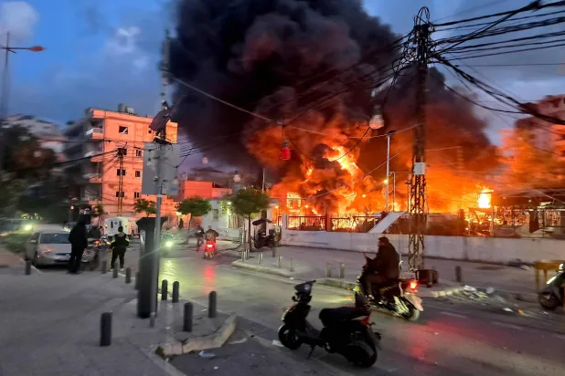 حريق ضخم عقب قصف إسرائيلي استهدف محطة للطاقة الشمسية ومحطة لتوليد الكهرباء في مدينة صور الساحلية بجنوب لبنان (أ.ف.ب)