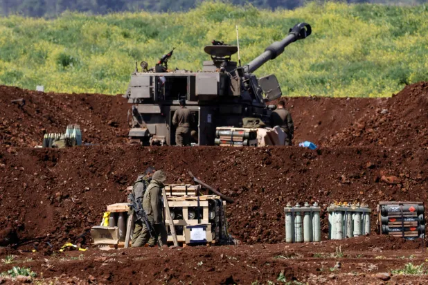 جنود إسرائيليون في وحدة المدفعية يعملون على حدود جنوب لبنان في الجليل الأعلى (أ.ف.ب)