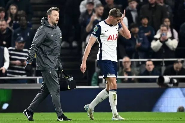 الهولندي ميكي فان دي فين (رويترز) 