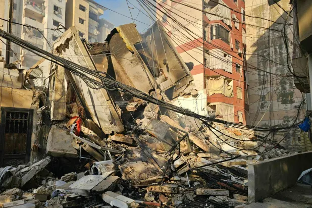 آثار الدمار الذي أحدثته غارات إسرائيلية الأربعاء على ضاحية الرويس القريبة من بيروت (أ.ف.ب)