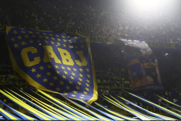 جماهير بوكا جونيورز في ملعب «بومبونيرا» (رويترز)