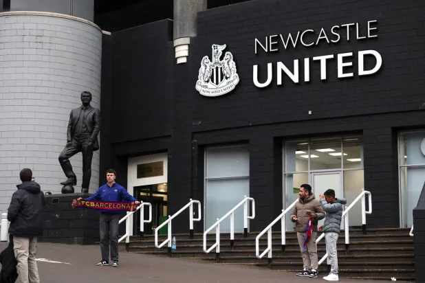 المشجع قطع مسافة 366 ميلاً نحو الملعب الخطأ (رويترز)