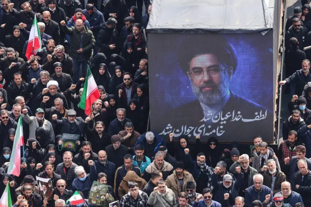 صورة للمرشد الجديد مجتبى خامنئي خلال جنازات قادة عسكريين قُتلوا في الأيام الأولى للضربات في ميدان انقلاب وسط طهران (أ.ف.ب) 