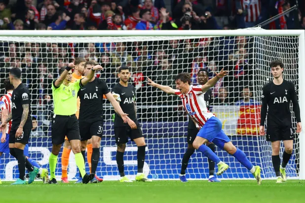  لو نورماند لاعب اتلتيكو يحتفل بالتسجيل وسط حسرة لاعبي توتنهام في مشهد تكرر كثيرا هذا الموسم (رويترز)