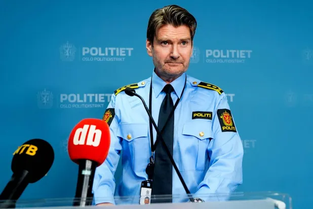 المسؤول في الشرطة النرويجية كريستيان هاتلو يدلي بتصريح حول الانفجار الذي استهدف السفارة الأميركية في أوسلو (أ.ب)