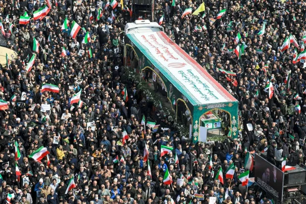 إيرانيون يشاركون في مراسم تشييع قادة في «الحرس الثوري» وضباط في الجيش ومدنيين قُتلوا في ضربات أميركية وإسرائيلية على إيران (د.ب.أ)