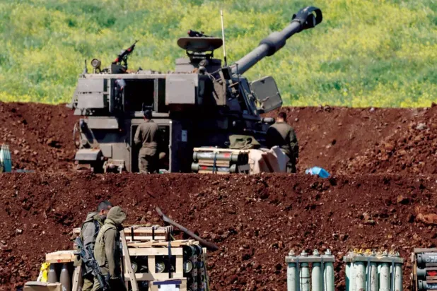 İsrail topçu birliğine bağlı askerler, Yukarı Celile'deki güney Lübnan sınırında operasyonda (AFP)