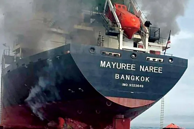  صورة نشرتها البحرية الملكية التايلاندية أمس تُظهِر تصاعد الدخان من سفينة تايلاندية بعد تعرضها لهجوم قرب مضيق هرمز (أ.ف.ب)