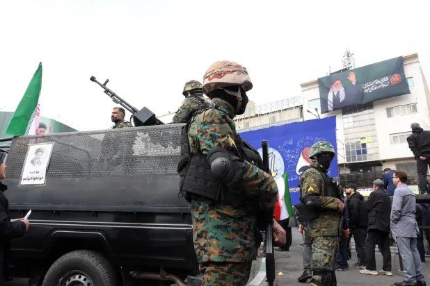 قوات الأمن الإيرانية تظهر خلال مراسم جنازة جماعية لقادة «الحرس الثوري» الإيراني وقادة الجيش الذين سقطوا خلال الحرب الإيرانية - الأميركية - الإسرائيلية في طهران (إ.ب.أ)