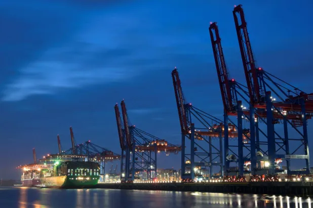 سفينة الحاويات «إيفر غودز» في محطة التحميل «بورتشاردكاي» في ميناء هامبورغ (رويترز)