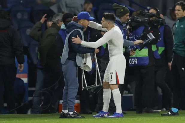 دفع اللاعب جامع الكرات في الوقت المحتسب بدلاً من الضائع بملعب «بارك دي برينس» (رويترز)