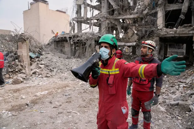 رجال الإطفاء يعملون في مبنى سكني تضرر خلال الحملة الجوية الأميركية الإسرائيلية في طهران (أ.ب)