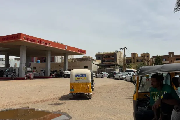 بانتظار قليل من الوقود في إحدى المحطات بالعاصمة السودانية الخرطوم (الشرق الأوسط)