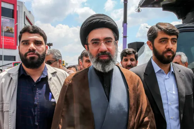 İran'ın yeni Yüksek Lideri Mücteba Hamenei, 31 Mayıs 2019'da Tahran'da bir sokakta yürürken (Arşiv-ISNA)