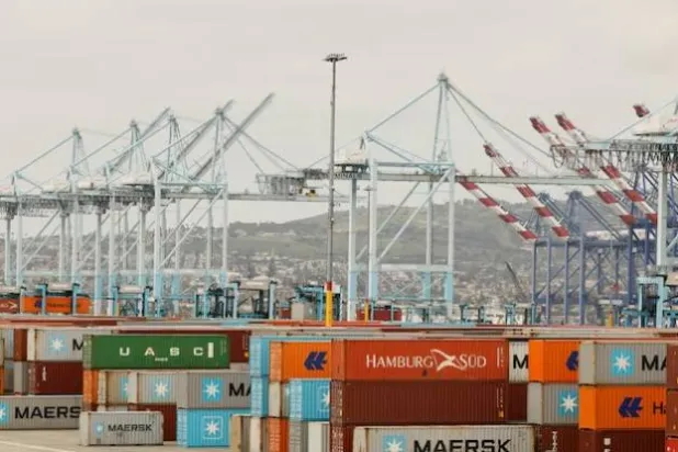 حاويات شحن مكدسة داخل محطة بميناء لوس أنجليس في «لونغ بيتش» بكاليفورنيا (رويترز)