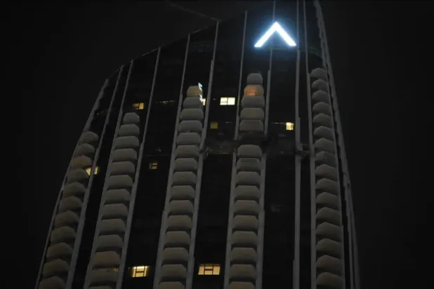 السيطرة على الحريق بشكل كامل من دون تسجيل أي إصابات (المكتب الإعلامي لحكومة دبي)