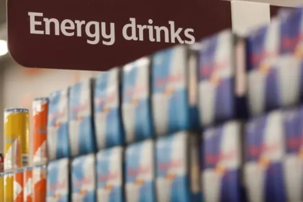 الاستهلاك المتكرر لمشروبات الطاقة قد يؤدي في النهاية إلى الشعور بالتعب والإرهاق (رويترز)