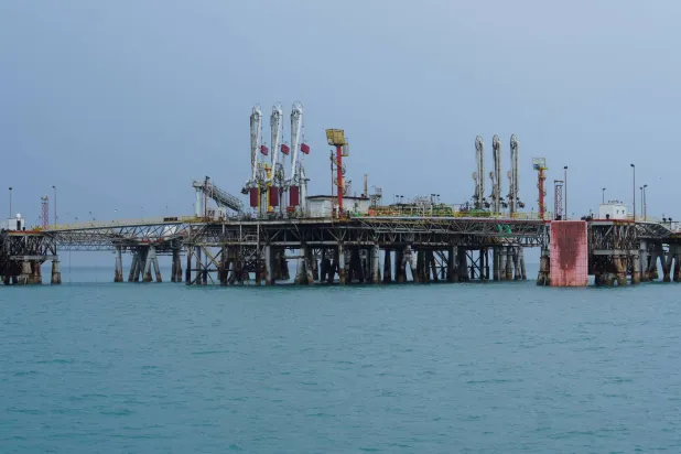 منصات تحميل عائمة لتصدير النفط في ميناء البصرة النفطي (رويترز)