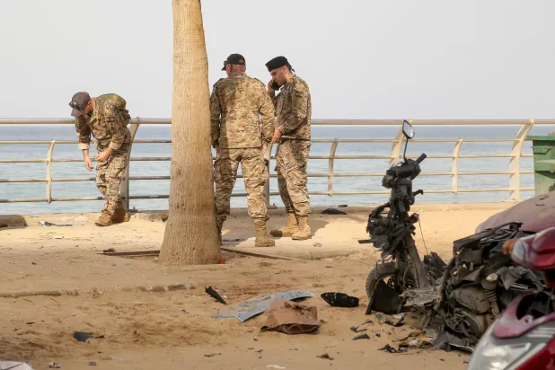 جنود لبنانيون يتفقدون موقع استهداف إسرائيلي على واجهة بيروت البحرية في الرملة البيضاء (د.ب.أ)