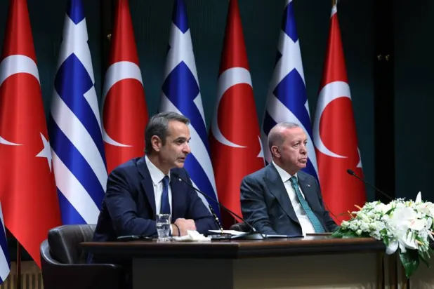 الرئيس التركي رجب طيب إردوغان ورئيس الوزراء اليوناني كيرياكوس ميتسوتاكيس خلال مؤتمر صحافي في ختام اجتماع مجلس التعاون الاستراتيجي التركي اليوناني في أنقرة 11 فبراير الماضي (الرئاسة التركية)