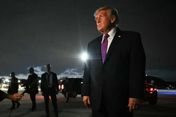 أكد ترمب لصحافين في قاعدة «أندروز» المشتركة مراقبة «خلايا نائمة» أميركية يوم 11 مارس (أ.ف.ب)