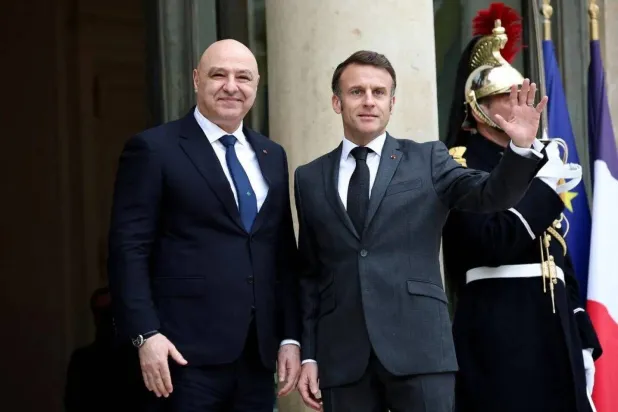 خلال استقبال الرئيس الفرنسي إيمانويل ماكرون نظيره اللبناني جوزيف عون بقصر الإليزيه يوم 28 مارس 2025 (أرشيفية - رويترز)