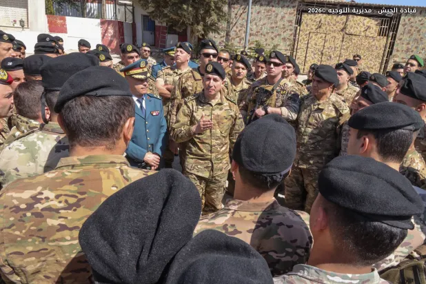 قائد الجيش العماد رودولف هيكل محاطاً بضباط وعسكريين خلال تقديم العزاء بمقتل كاهن بقذيفة إسرائيلية في جنوب لبنان (مديرية التوجيه)