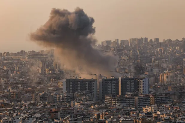 دخان يتصاعد من أحد المباني في الضاحية الجنوبية لبيروت بعد استهدافه بغارة إسرائيلية (رويترز)
